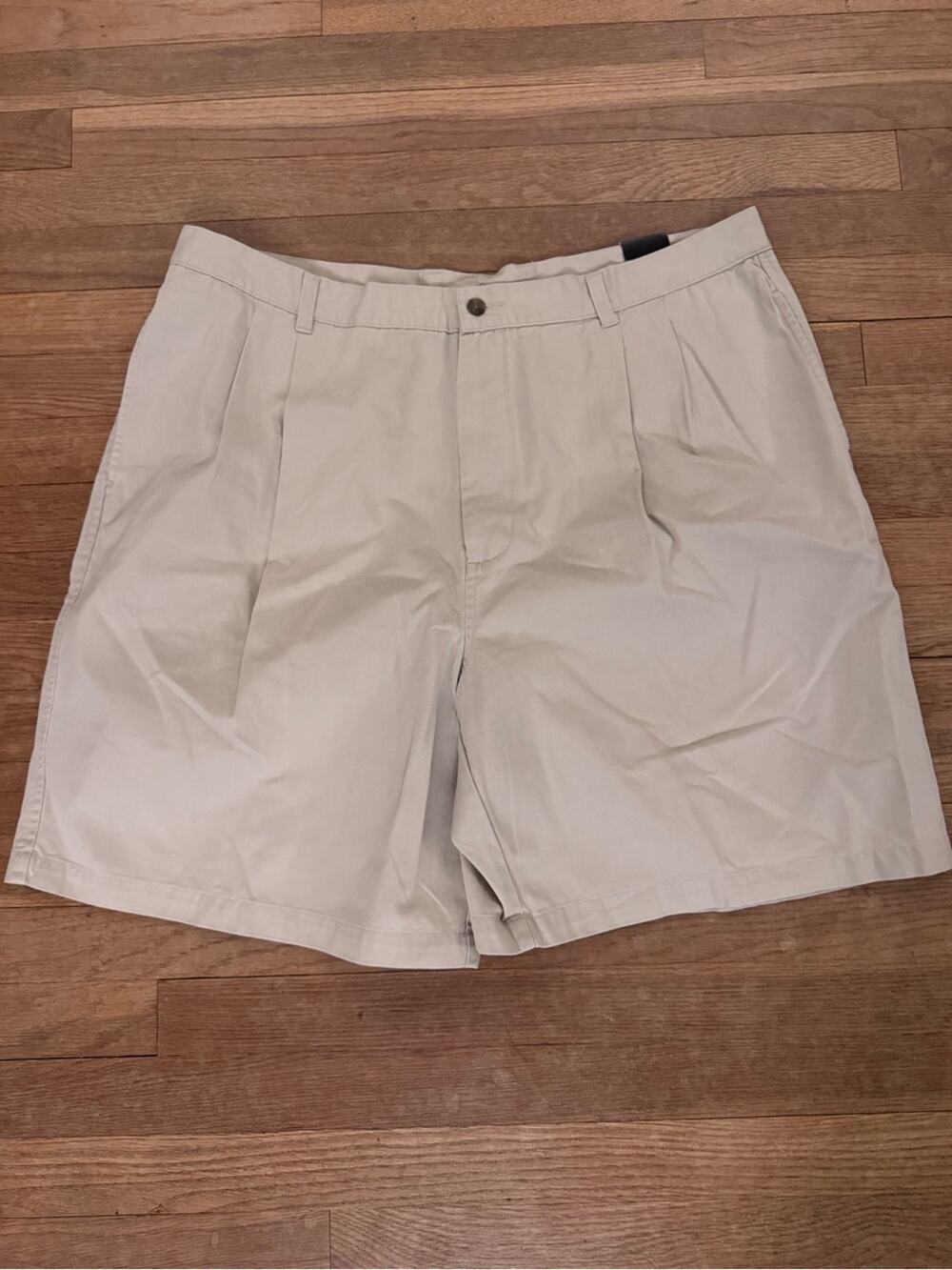 NWT Consensus Men's Beige Pleated Chino Shorts - Size 42 (Measures 38)
 b29